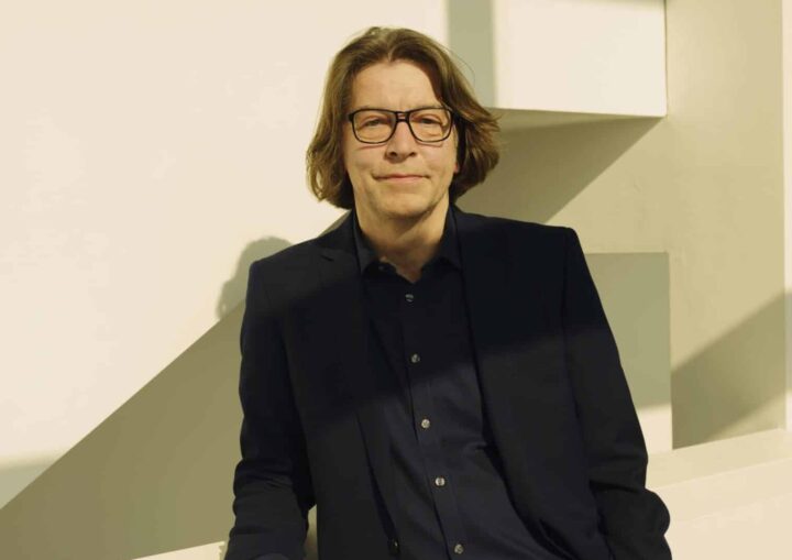 (© Katrin Binner)Dr. Martin Kersting ist Professor an der Justus-Liebig-Universität in Gießen. Er beschäftigt sich seit über 35 Jahren sowohl wissenschaftlich als auch praktisch mit der Personalpsychologie. Er ist (Mit-)Autor der DIN 33430 zur Personalauswahl sowie von über 200 Publikationen (auch Tests und Fragebogen) sowie über 300 Vorträgen. In der alle zwei Jahre vom Personalmagazin durchgeführten Wahl wurde Martin Kersting sechsmal in Folge zu den „führenden Köpfen des Personalwesens“ gekürt. 
