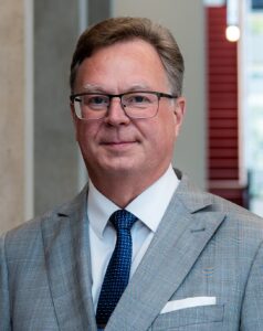 Prof. Dr. Edgar Löw ist Professor für Rechnungslegung an der Frankfurt School of Finance and Management