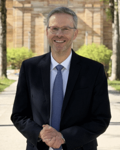 Prof. Dr. Rolf Uwe Fülbier ist Professor für Internationale Rechnungslegung an der Universität Bayreuth