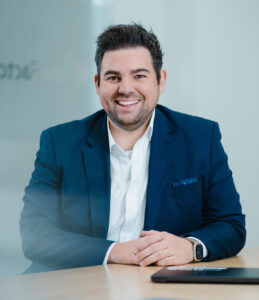 Mit innFactory AI Consulting berät Interviewpartner Tobias Jonas Unternehmen im Einsatz von KI